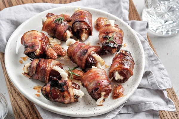 Fechas envueltas en tocino con queso de cabra — Foto de Stock