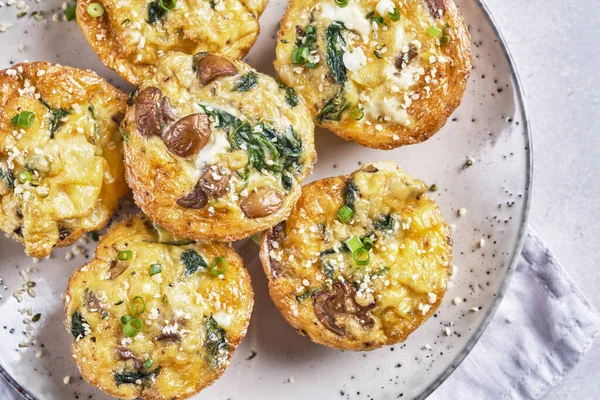 Sarapan telur muffin dengan jamur, bayam dan keju — Stok Foto