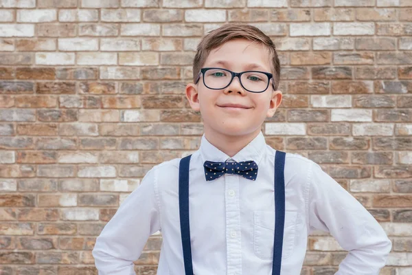 Étudiant portant des lunettes et noeud papillon — Photo