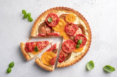 Renkli domatesli kiş ve ricota.