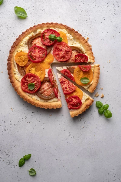 다채 로운 토마토와 리코타를 곁들인 키시 — 스톡 사진