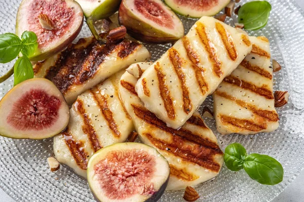 Queso Halloumi a la parrilla e higos — Foto de Stock