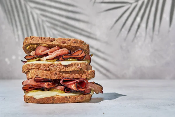 Смажений сир і м'ясний бутерброд — стокове фото