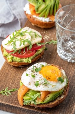 Füme somon ve avokado tostlu sahanda yumurta.