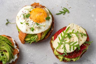 Füme somon ve avokado tostlu sahanda yumurta.