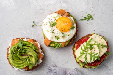 Füme somon ve avokado tostlu sahanda yumurta.