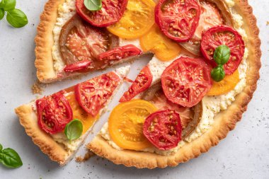 Renkli domatesli kiş ve ricota.