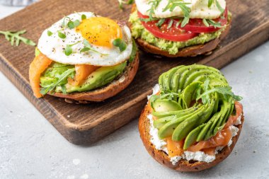 Füme somon ve avokado tostlu sahanda yumurta.