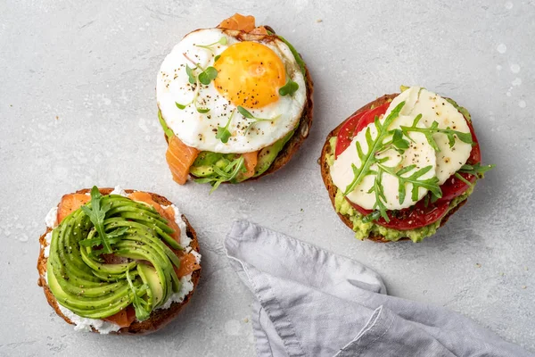 Gebakken ei met gerookte zalm en avocado toast — Stockfoto