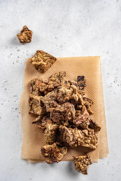 Dehydrated homemade pet beef lungs chips — Stock Photo, Image