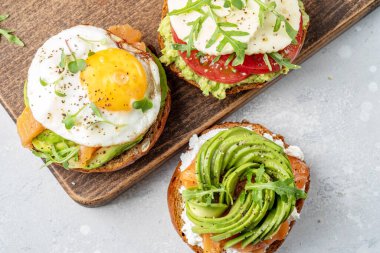 Füme somon ve avokado tostlu sahanda yumurta.