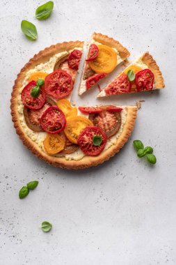 Renkli domatesli kiş ve ricota.