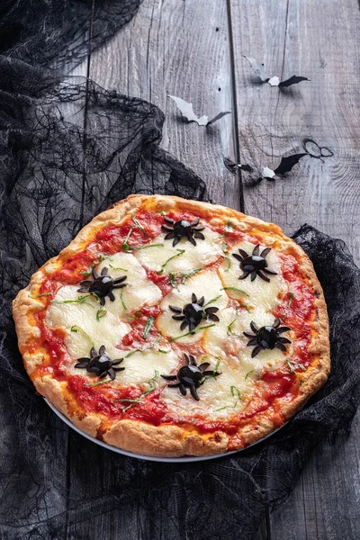 Ideias para o Halloween. Pizza com aranhas de azeitonas. — Fotografia de Stock