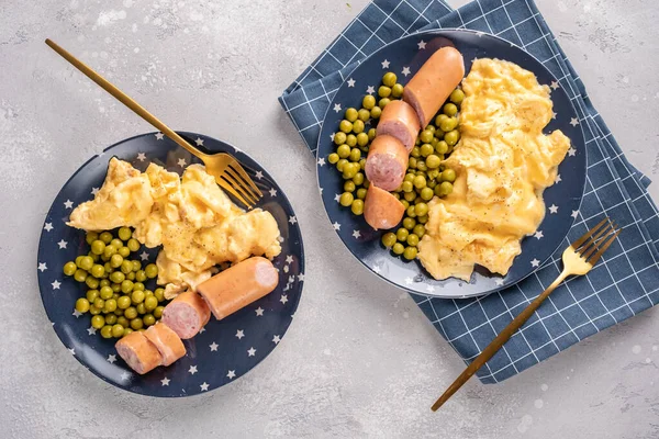 Завтрак с омлетом, сосисками и зеленым горохом — стоковое фото