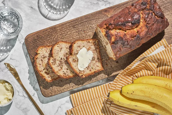 Домашний банановый ореховый хлеб — стоковое фото
