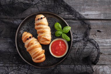 Hamur içinde korkunç sosis mumyaları.