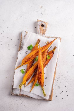 Bir parça kağıt üzerinde kızartılmış taze kırmızı havuç.