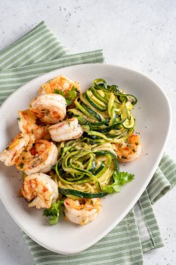 Karpuzlu yaz salatası, nane, salatalık ve peynir.