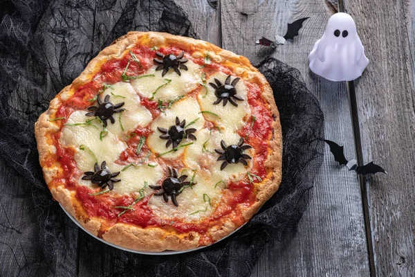 할로윈을 위한 아이디어. 올리브 거미가 있는 피자. — 스톡 사진