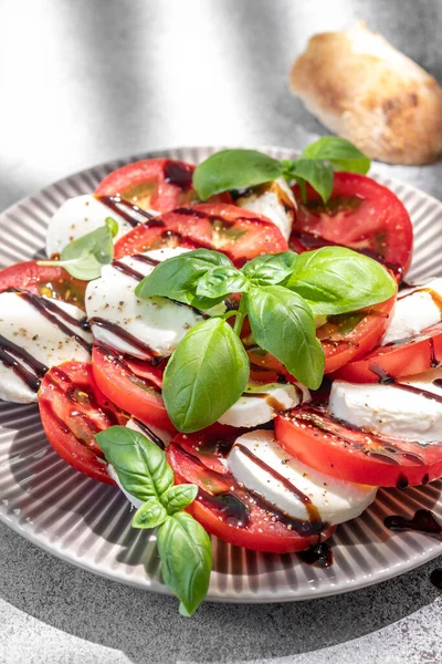 Mozzarella soslu salata caprese, dilimlenmiş domates, baharat ve taze fesleğen. Ev yapımı yemek.. — Stok fotoğraf