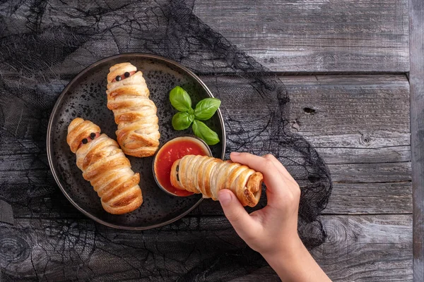 Gruselige Wurst-Mumien im Teig — Stockfoto