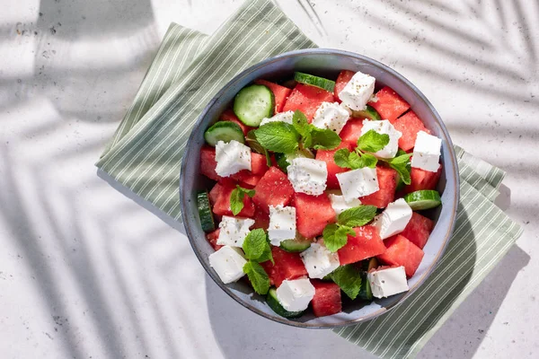 Yaz salatası, karpuz, nane, salatalık ve peynir. — Stok fotoğraf