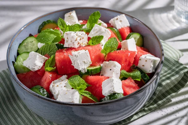 Ensalada de verano con sandía, menta, pepino y queso feta de cerca —  Fotos de Stock