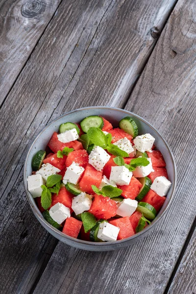 Karpuzlu yaz salatası, nane, salatalık ve peynir. — Stok fotoğraf