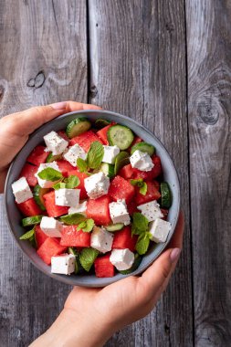 Karpuzlu yaz salatası, nane, salatalık ve peynir.