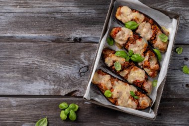 Patlıcan dolgulu domates soslu kıyma.