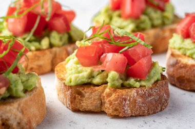 avokado domatesli crostini.