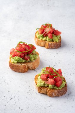 avokado domatesli crostini.