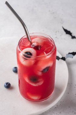 Kırmızı cadılar bayramı kokteyli.