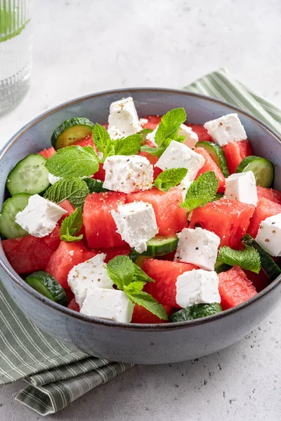 Karpuzlu yaz salatası, nane, salatalık ve peynir. — Stok fotoğraf