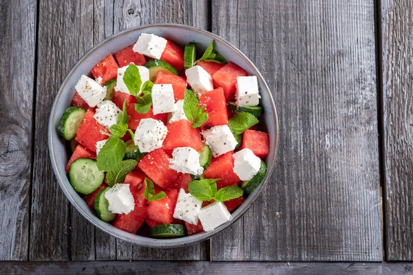 Karpuzlu yaz salatası, nane, salatalık ve peynir. — Stok fotoğraf