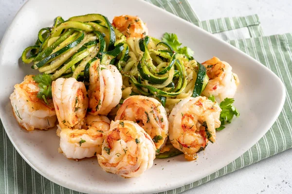 Zucchini pasta with shrimps — Stock Photo, Image