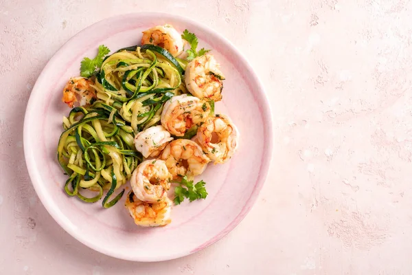 Zucchini pasta dengan udang — Stok Foto