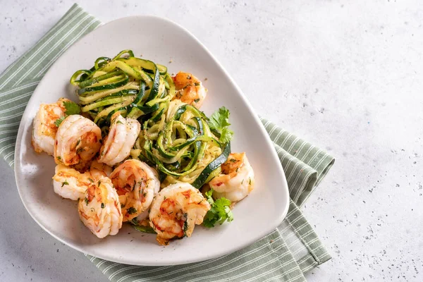 Zucchinipasta med räkor — Stockfoto