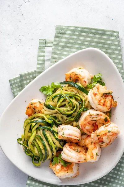 Pâtes de courgettes aux crevettes — Photo