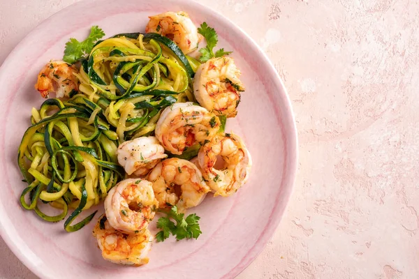 Zucchinipasta med räkor — Stockfoto