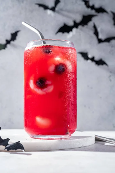 Roter Halloween-Cocktail mit Augäpfeln — Stockfoto