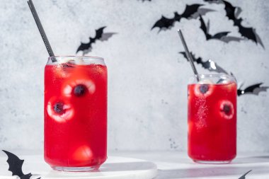 Kırmızı cadılar bayramı kokteyli.