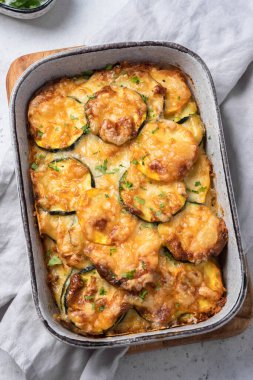 Peynirli güveç ve kabaklı fırın tabağı.