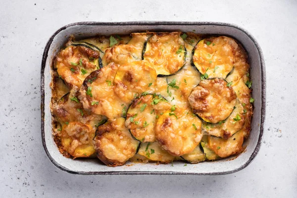 Ovenschotel met kaas en courgette in bakvorm — Stockfoto