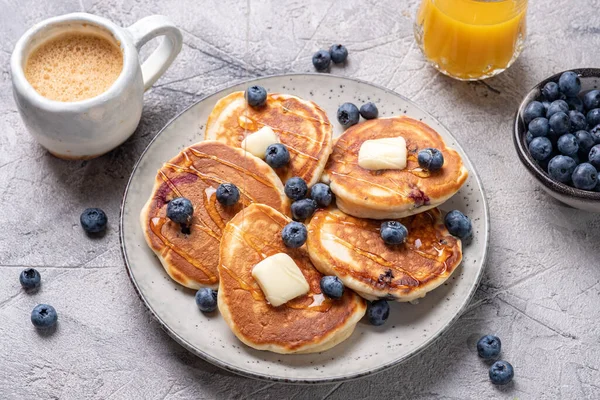 Buttermilk blueberry pancakes with maple syrup — Stock Photo, Image