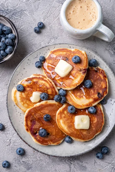 Buttermilch-Blaubeer-Pfannkuchen mit Ahornsirup — Stockfoto