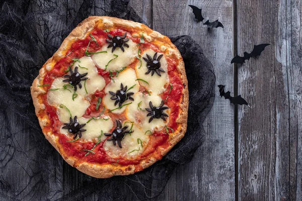 할로윈을 위한 아이디어. 올리브 거미가 있는 피자. — 스톡 사진