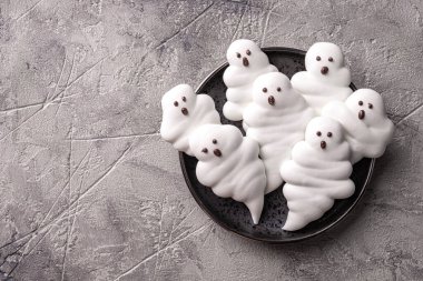 Cadılar bayramı partisi dekoru olarak meringue ghoast