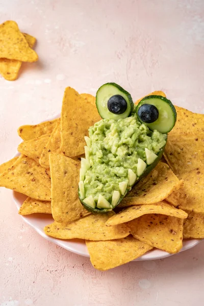 Lustige Alligator-Avocadoschale mit Nachos — Stockfoto