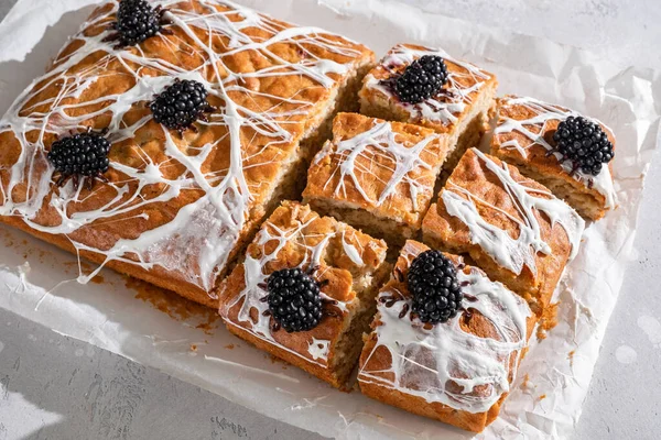 Halloween decoratie. Banaan brood taartrepen - spinnenweb — Stockfoto